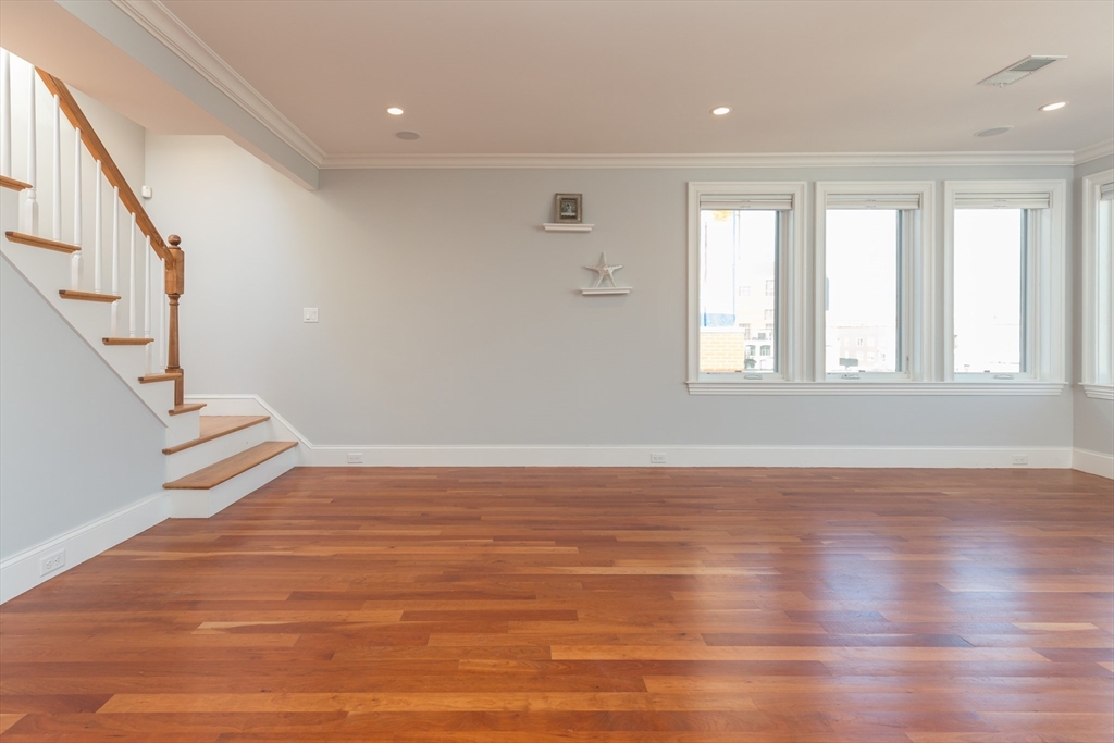 49 L St # 8