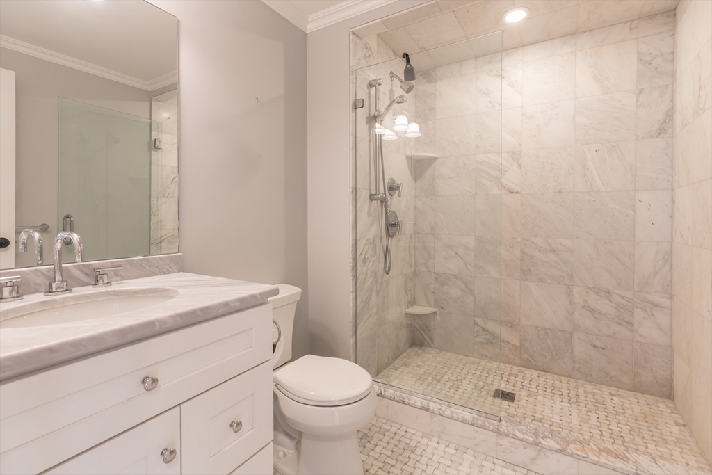 49 L St # 8