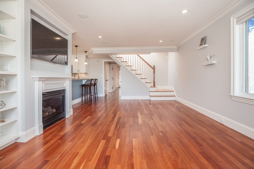 49 L St # 8
