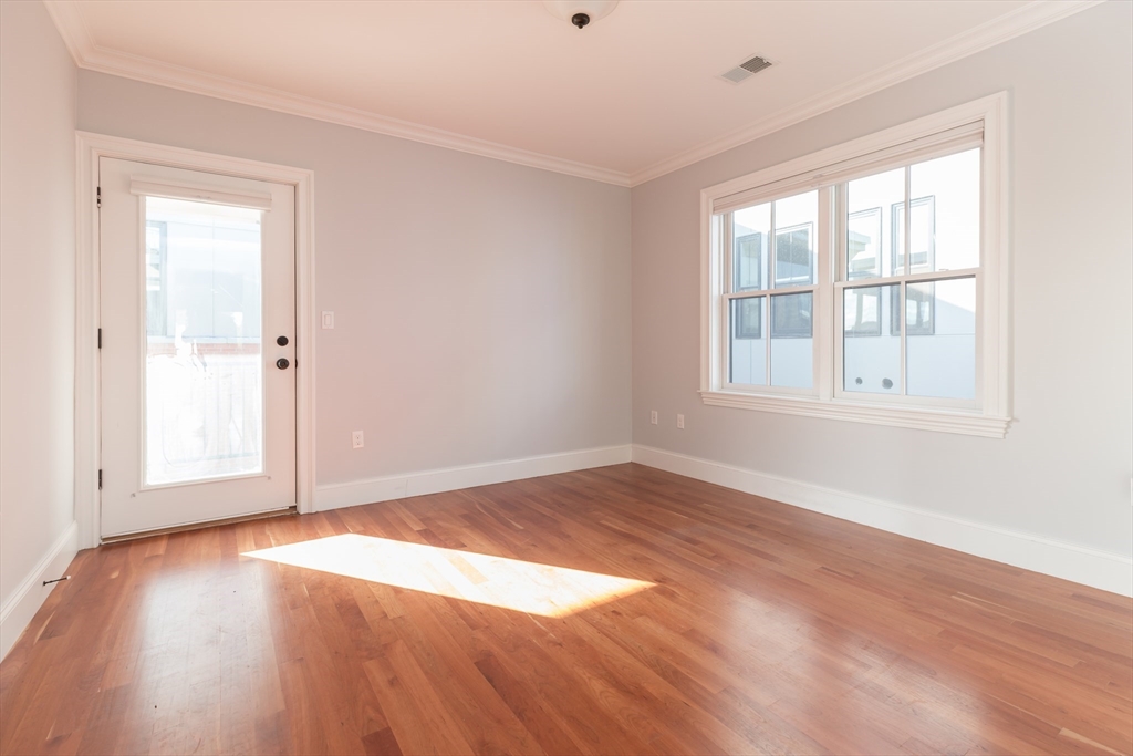 49 L St # 8