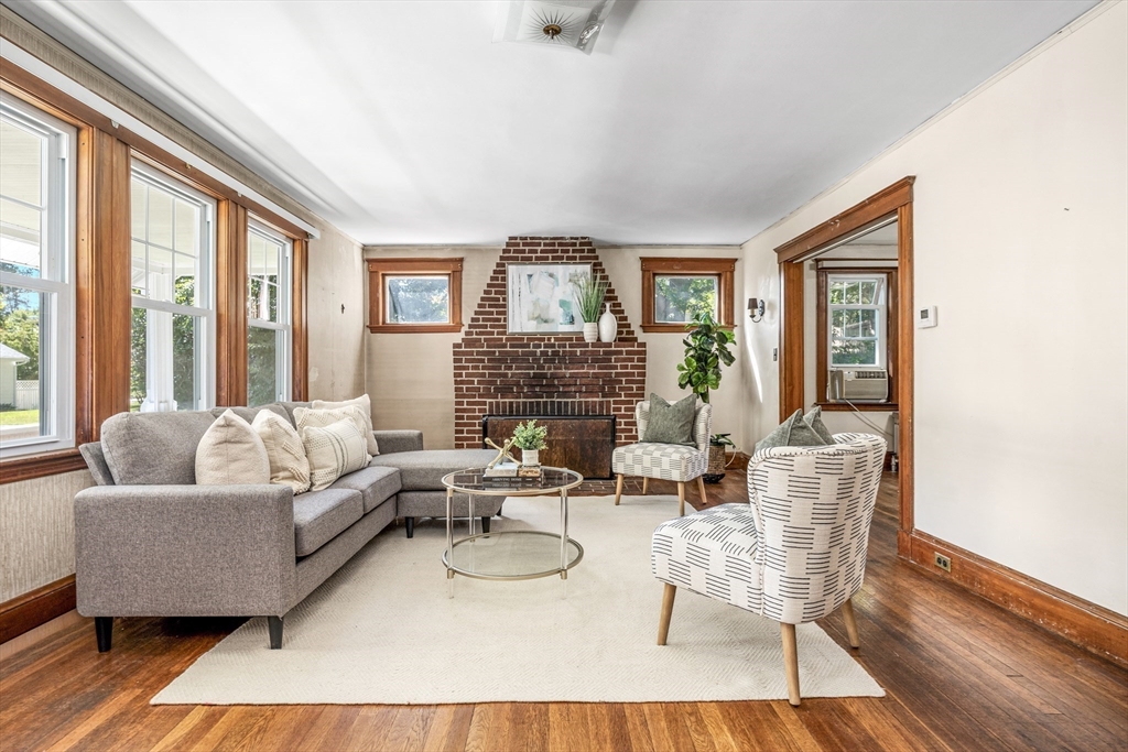 22 Linscott Rd