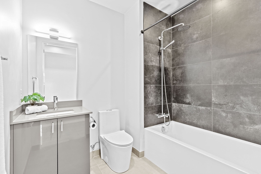 340 W 2nd St Unit: PH23