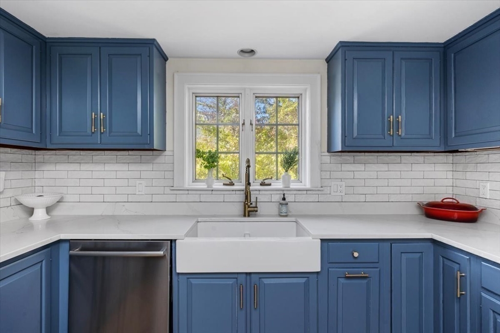 12 Merrymount Rd, Hingham