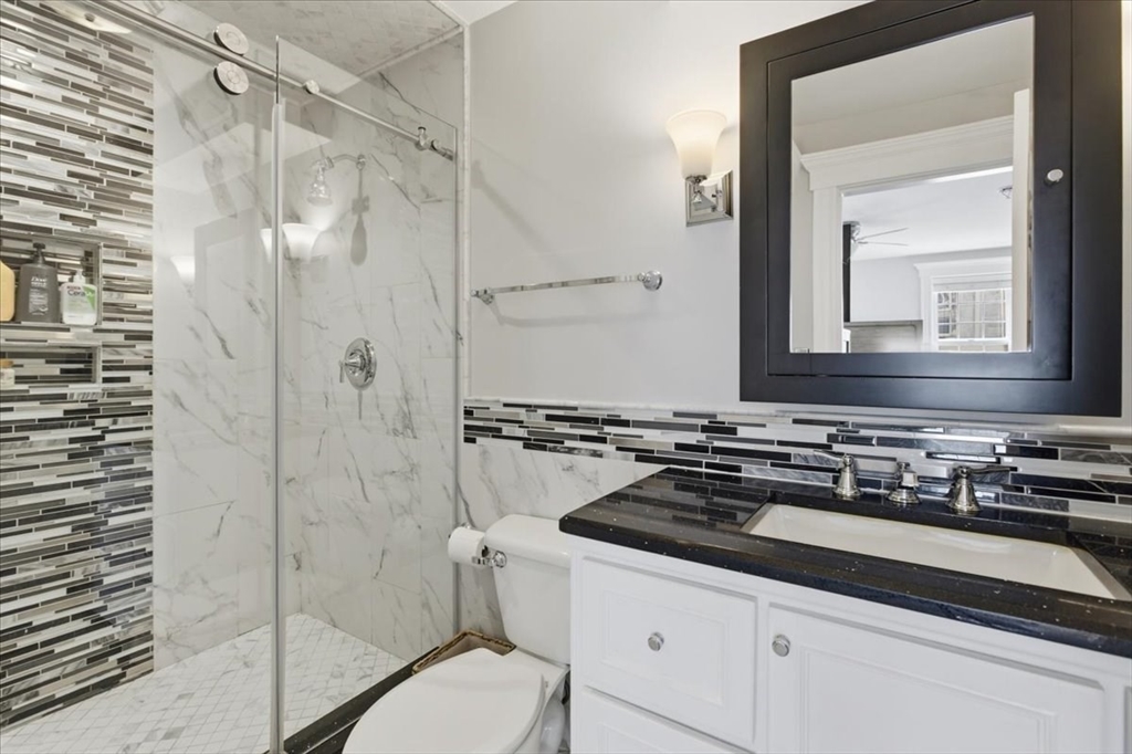 77 Baxter St # 3