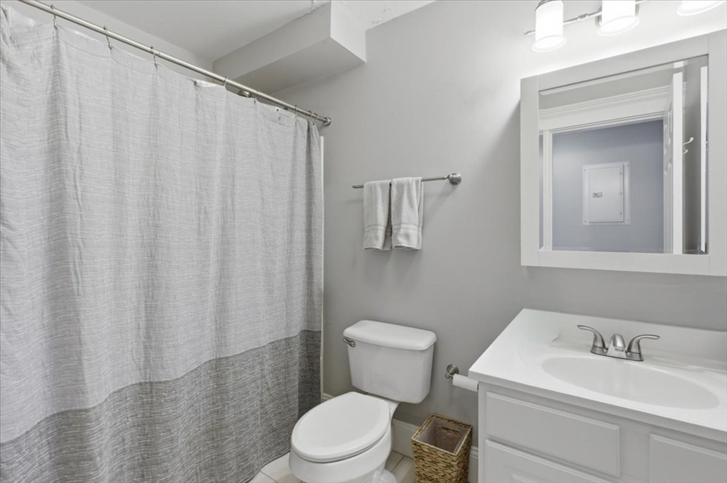 77 Baxter St # 3