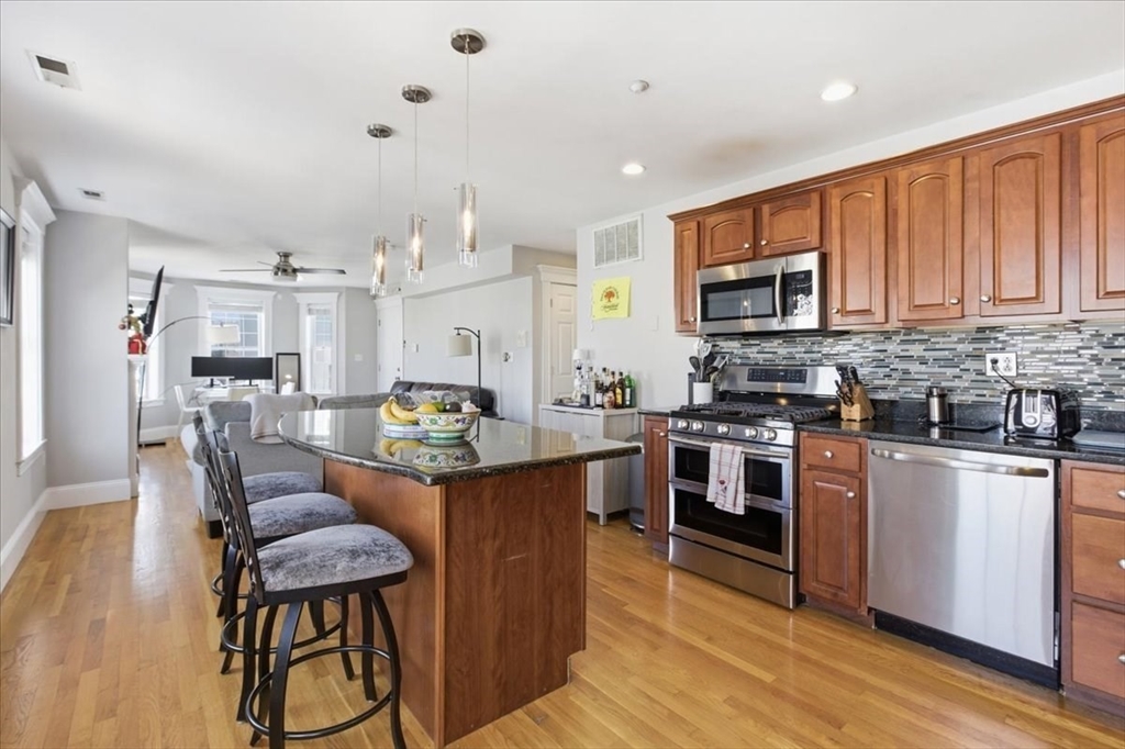 77 Baxter St # 3