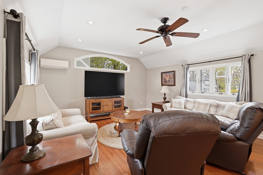 33 Julia Rd