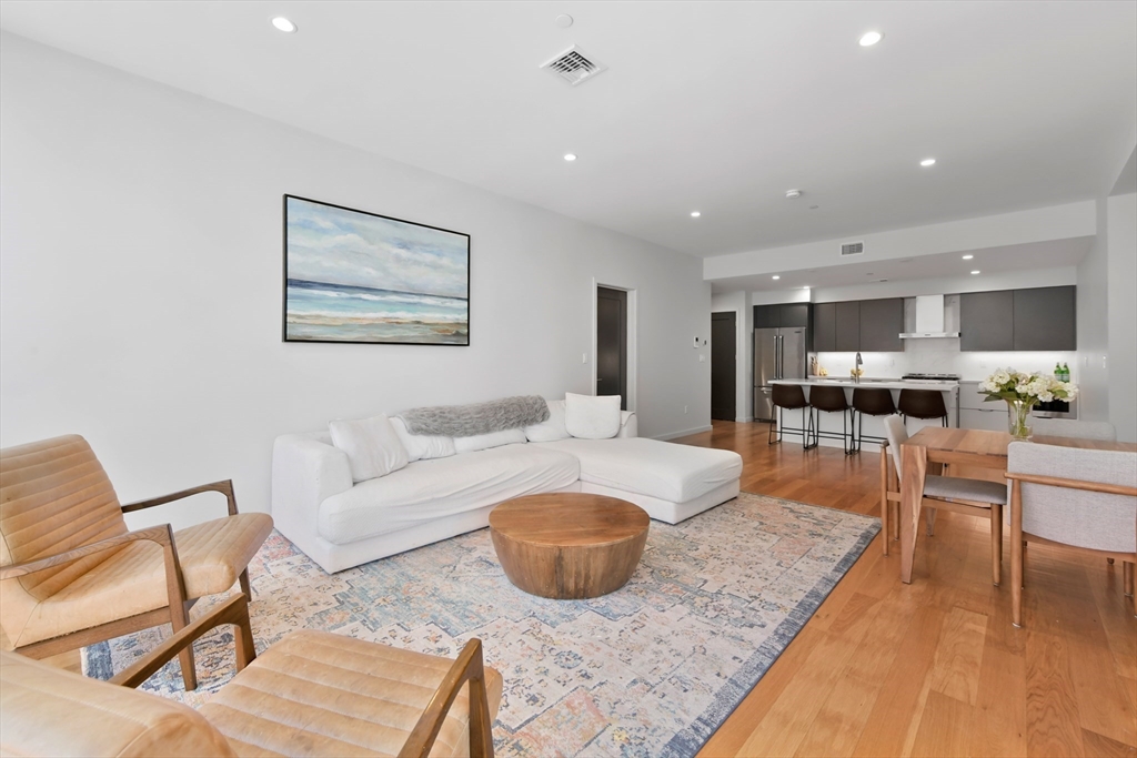 531-533 E 2nd St # 201