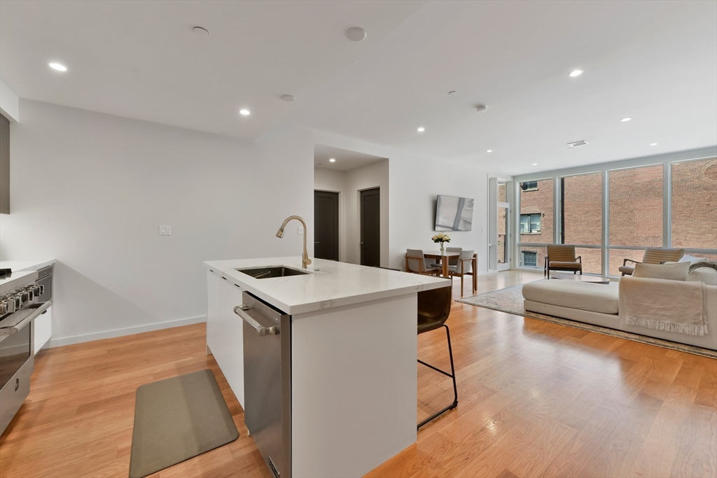 531-533 E 2nd St # 201
