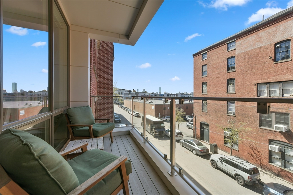 531-533 E 2nd St # 201