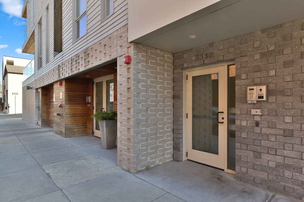 531-533 E 2nd St # 201