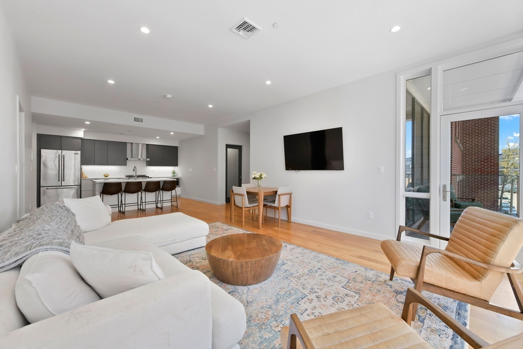 531-533 E 2nd St # 201