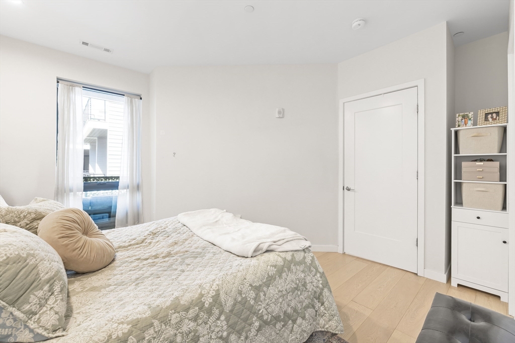 45 W 3rd St # 402