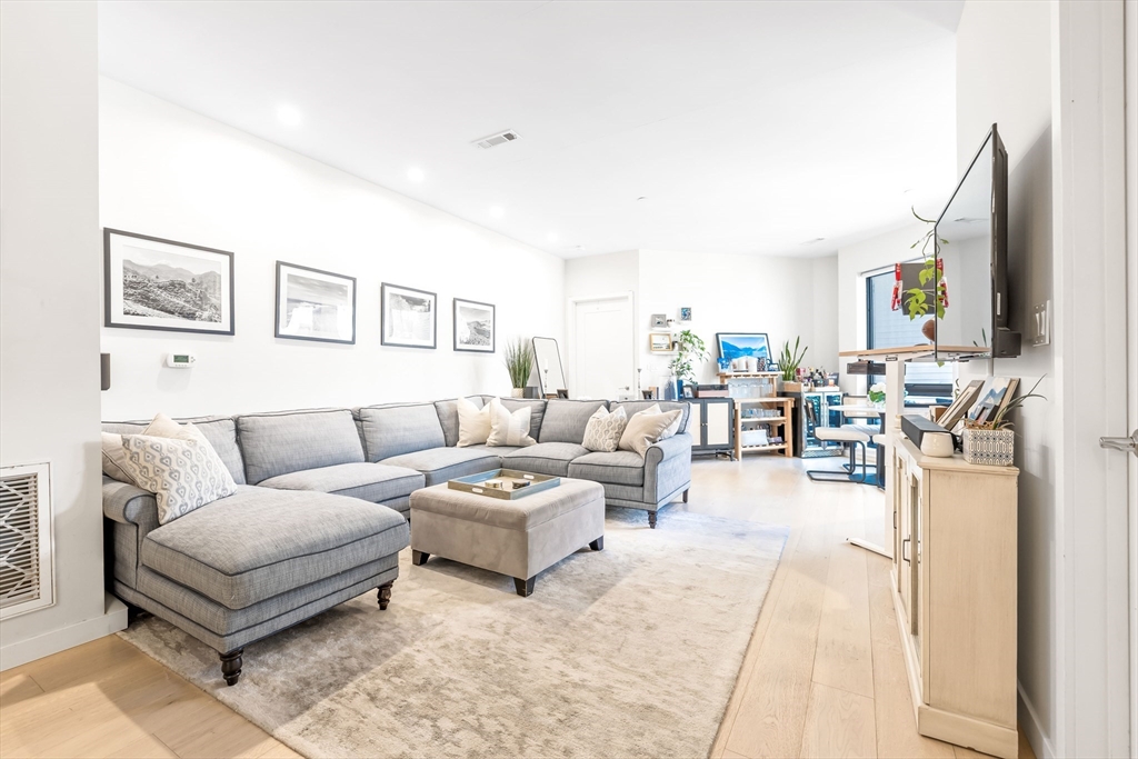 45 W 3rd St # 402