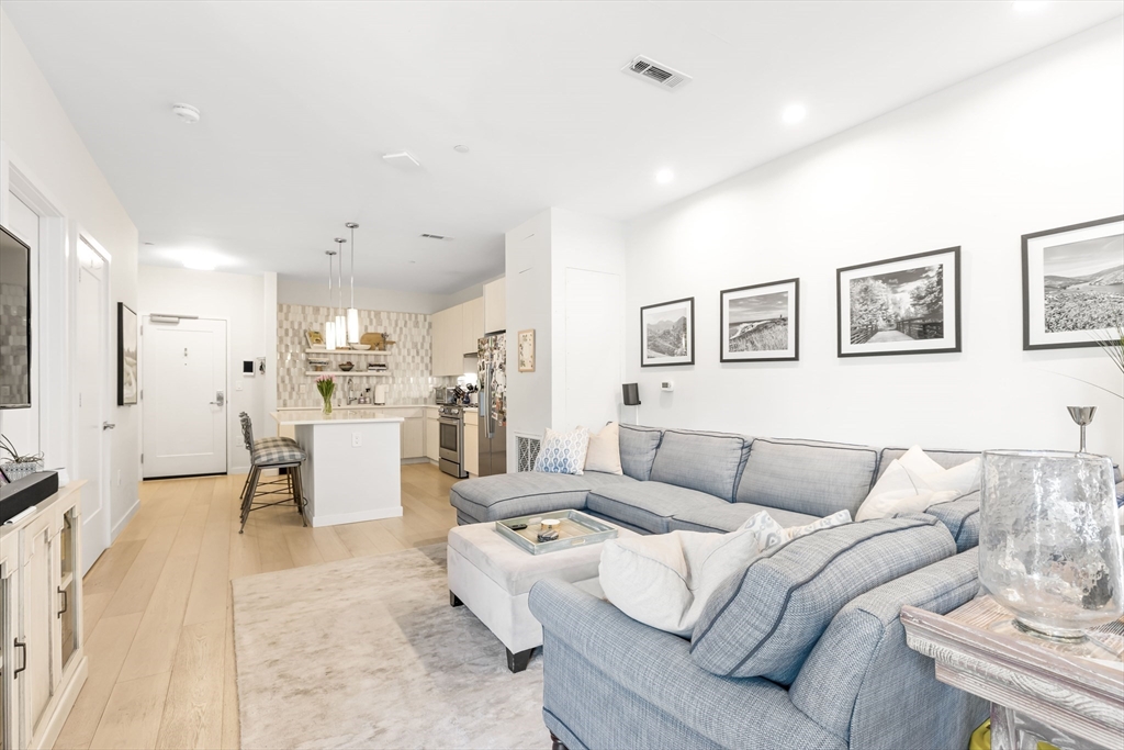 45 W 3rd St # 402