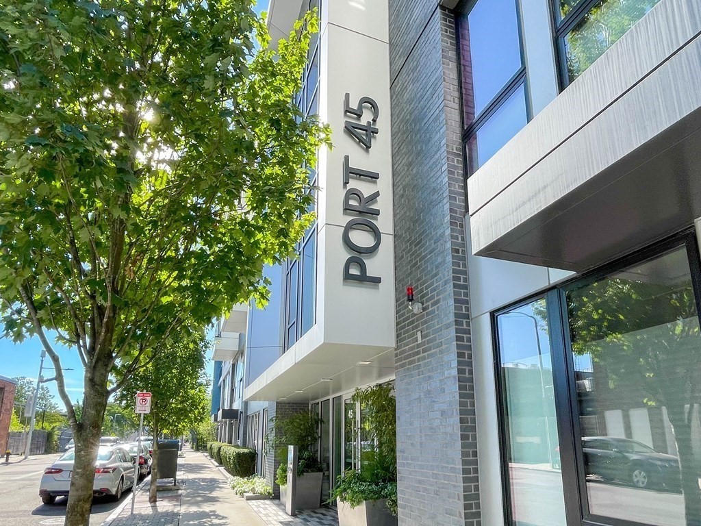 45 W 3rd St # 402
