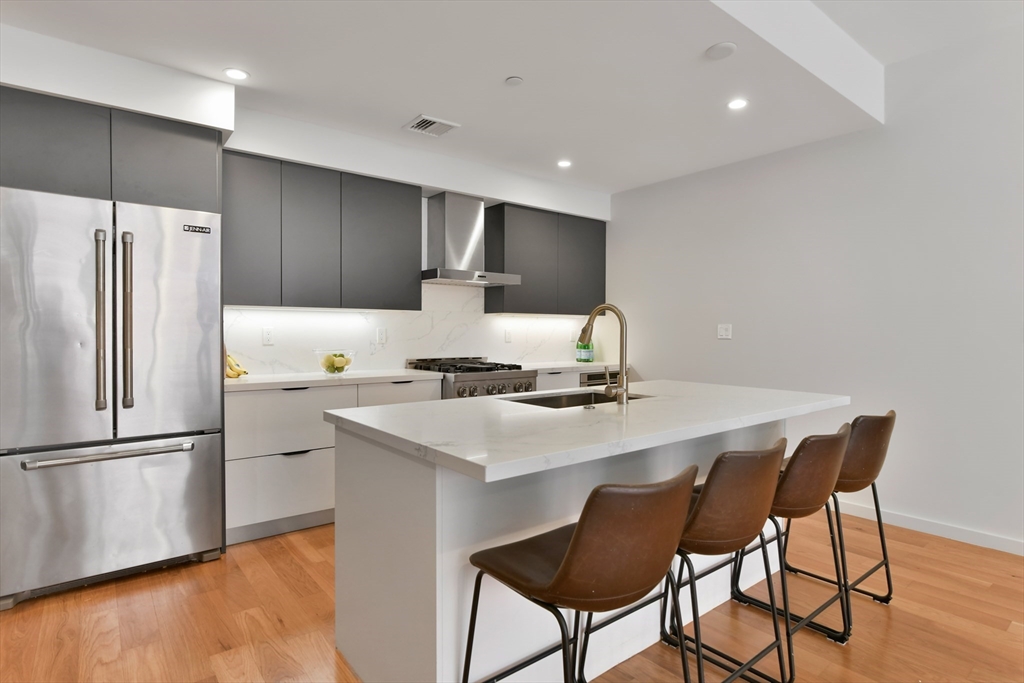 531-533 E 2nd St # 201