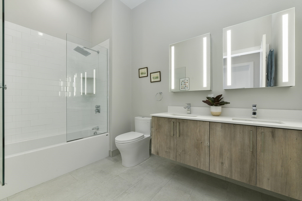 420 W Broadway Unit: PH604