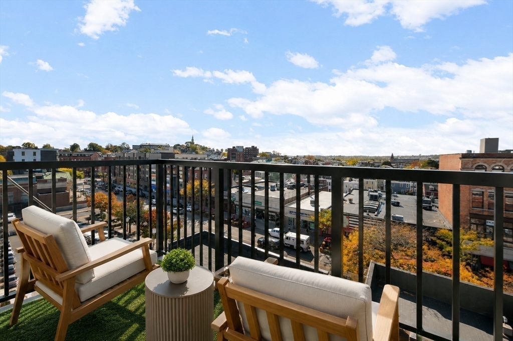 420 W Broadway Unit: PH604