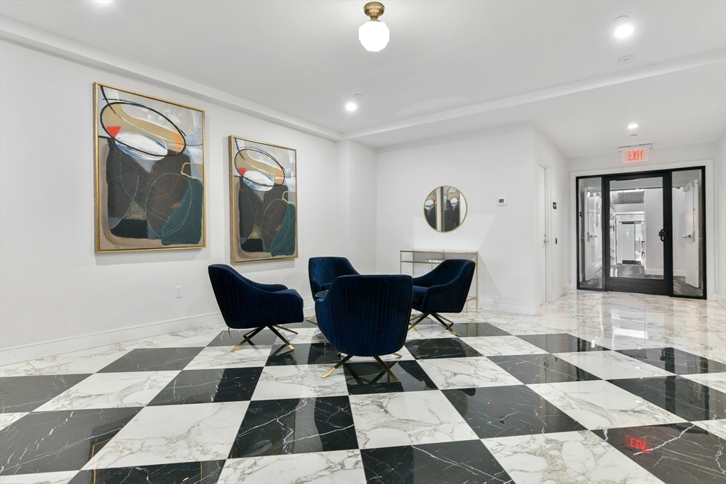 420 W Broadway Unit: PH604