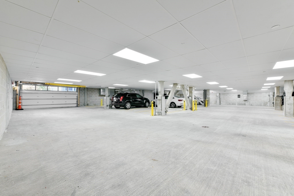 420 W Broadway Unit: PH604