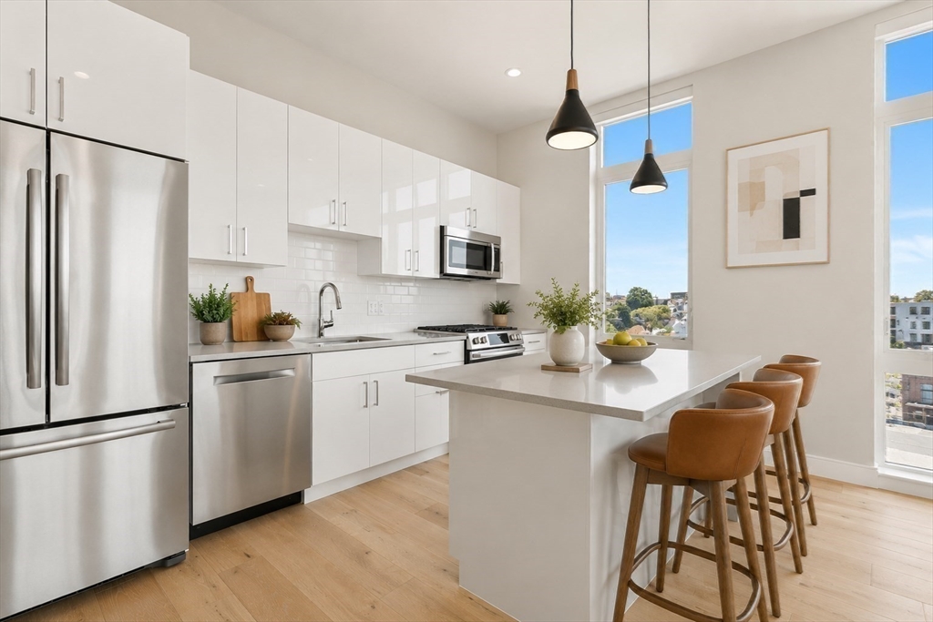 420 W Broadway Unit: PH604