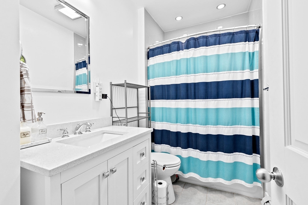 12 Houghton St # 1