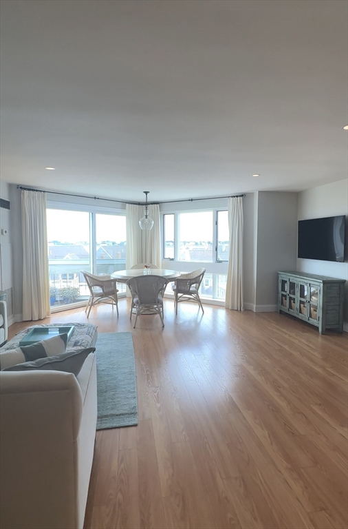 1 Commodore Ct # 503