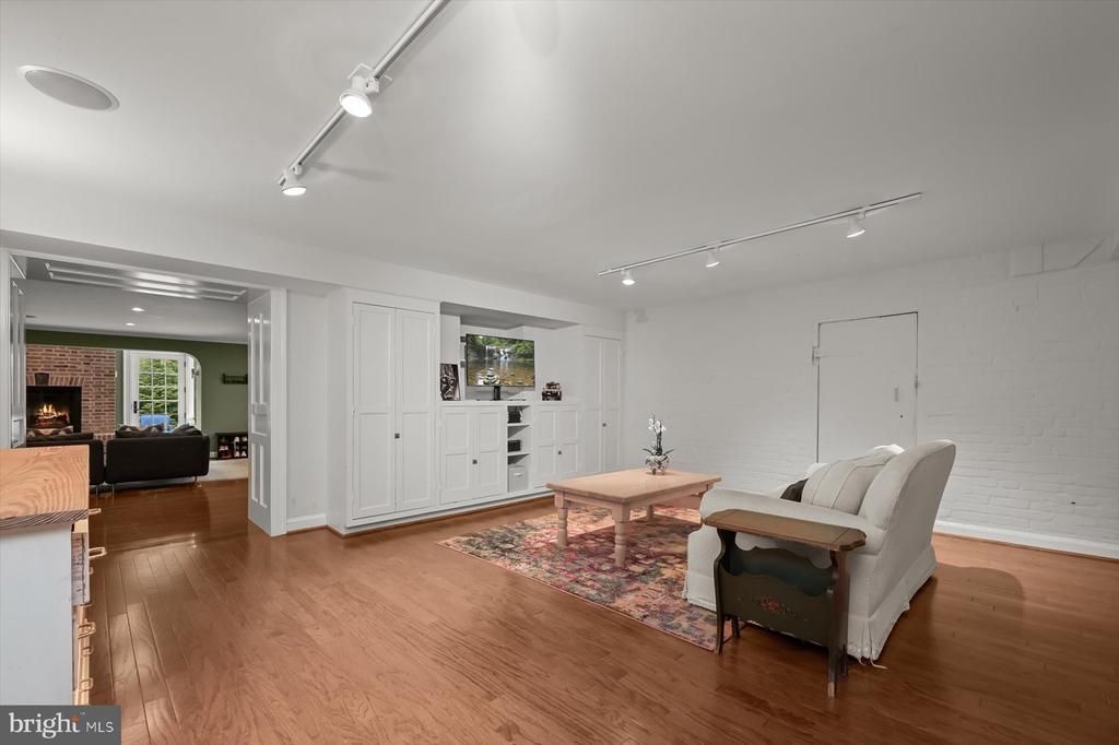 1 W MELROSE STREET