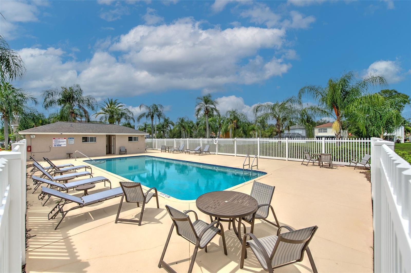 611 KENSINGTON LAKE CIR