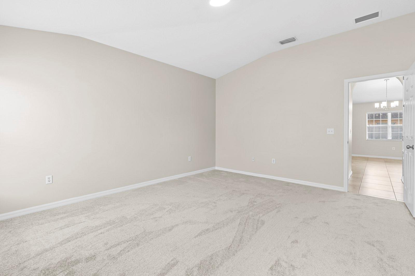 2801 QUEEN ALBERTA DR