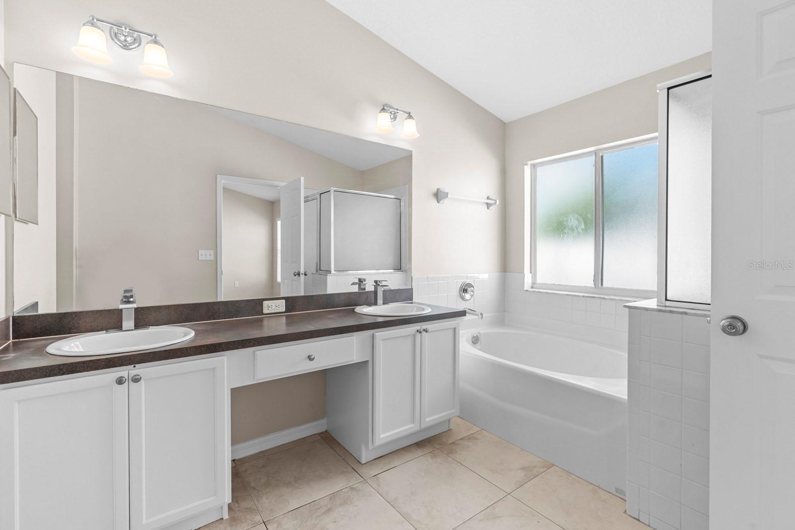 2801 QUEEN ALBERTA DR