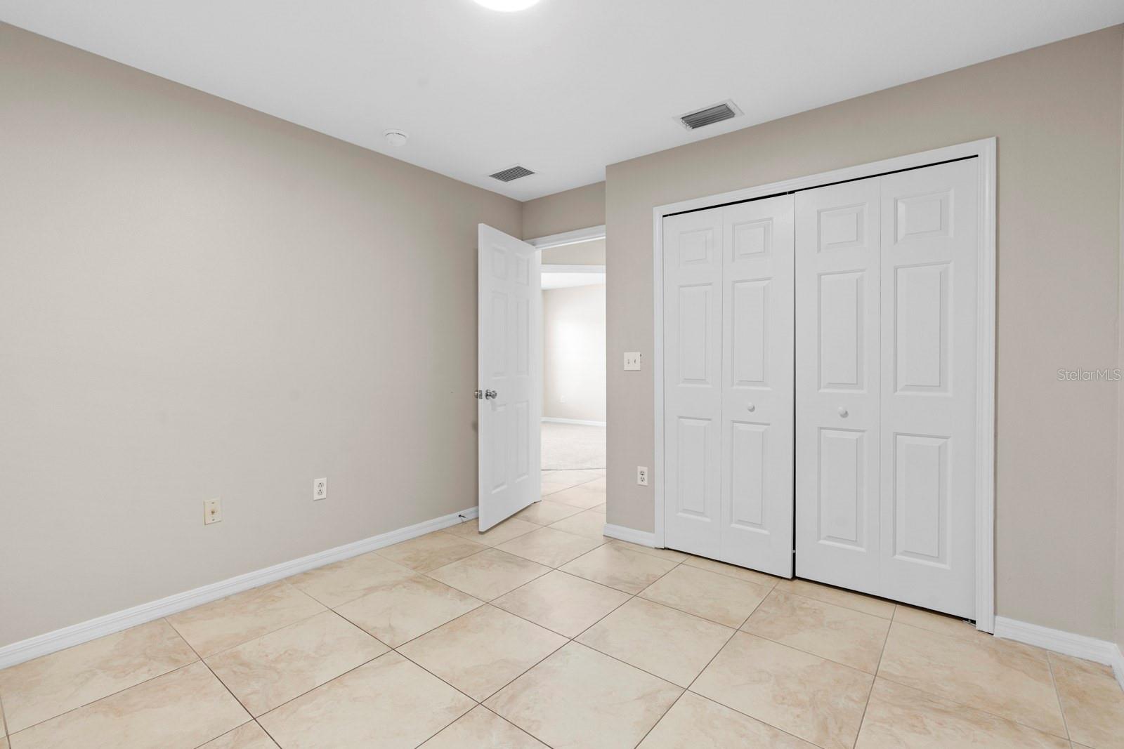 2801 QUEEN ALBERTA DR