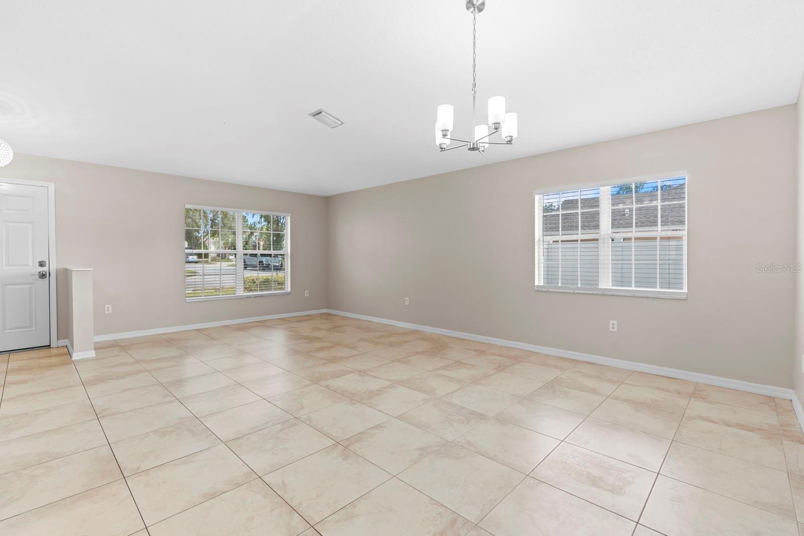 2801 QUEEN ALBERTA DR