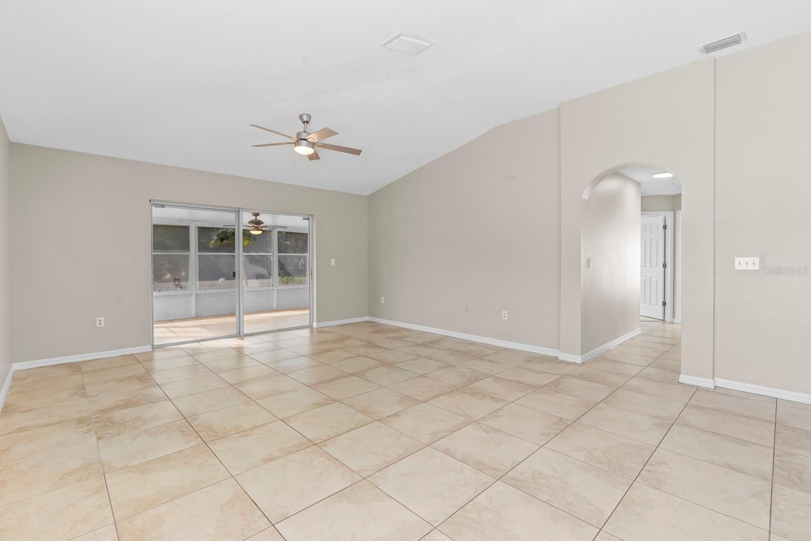 2801 QUEEN ALBERTA DR