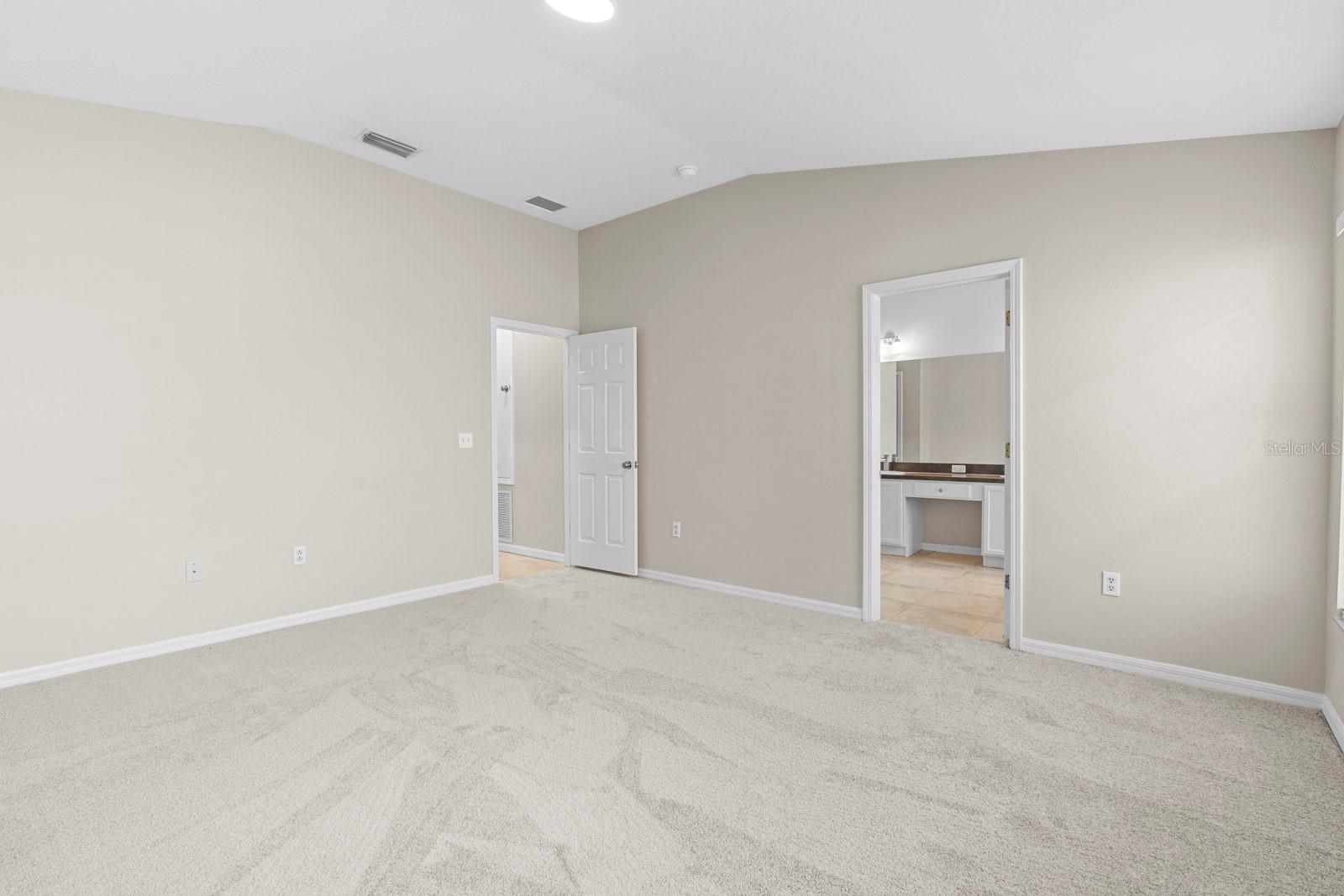 2801 QUEEN ALBERTA DR