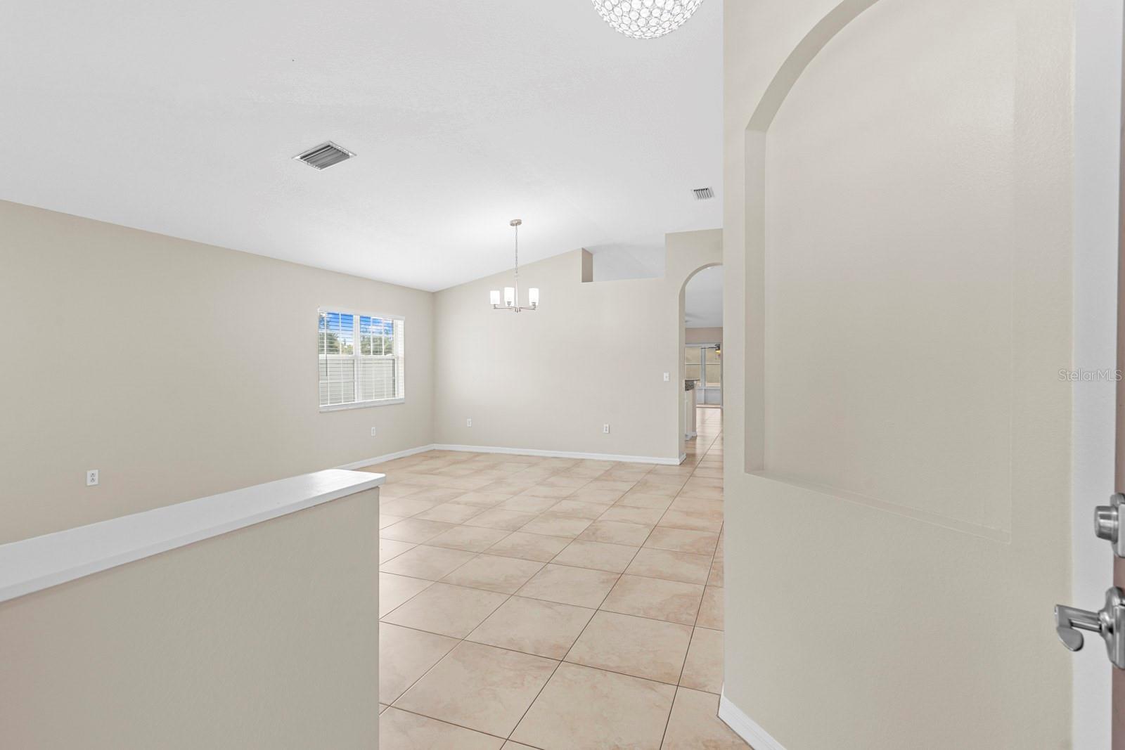 2801 QUEEN ALBERTA DR