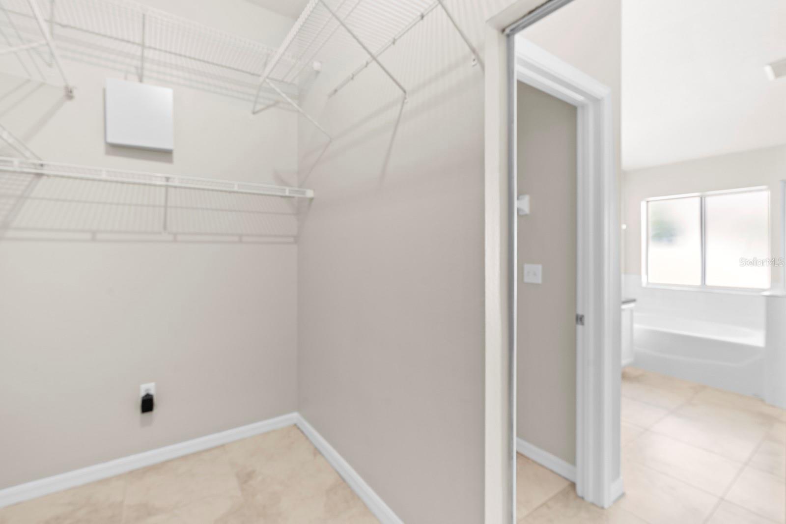 2801 QUEEN ALBERTA DR