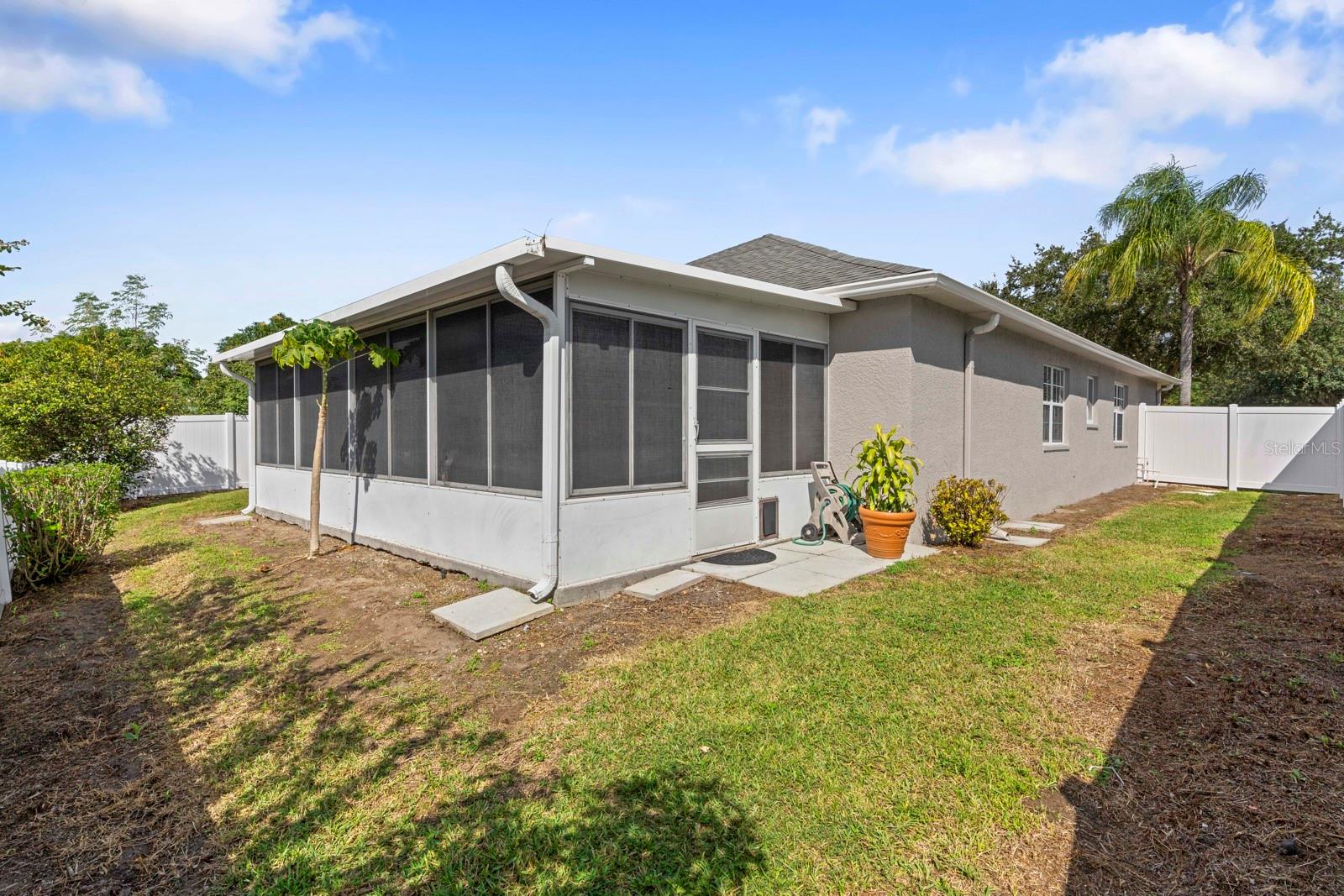 2801 QUEEN ALBERTA DR