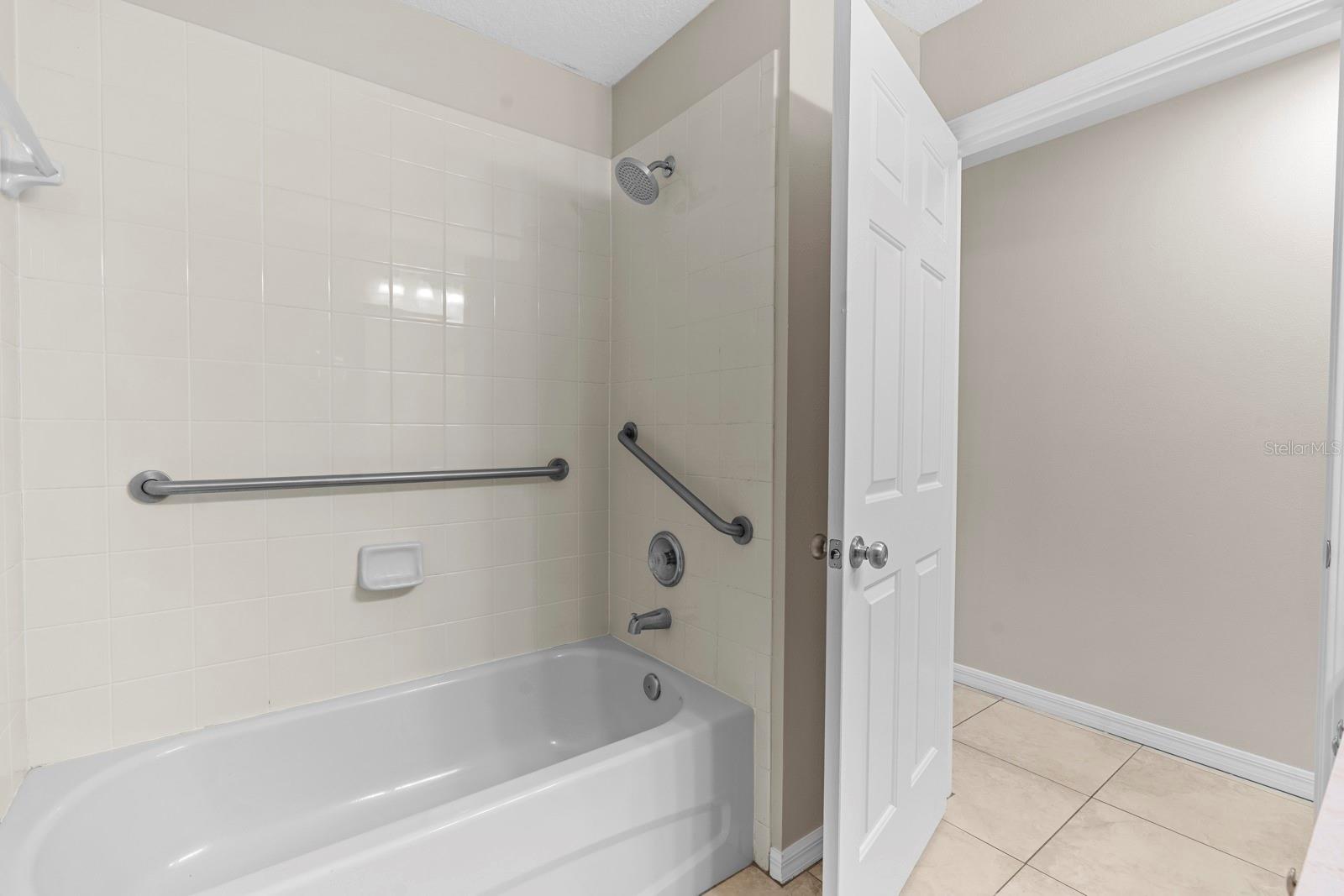 2801 QUEEN ALBERTA DR