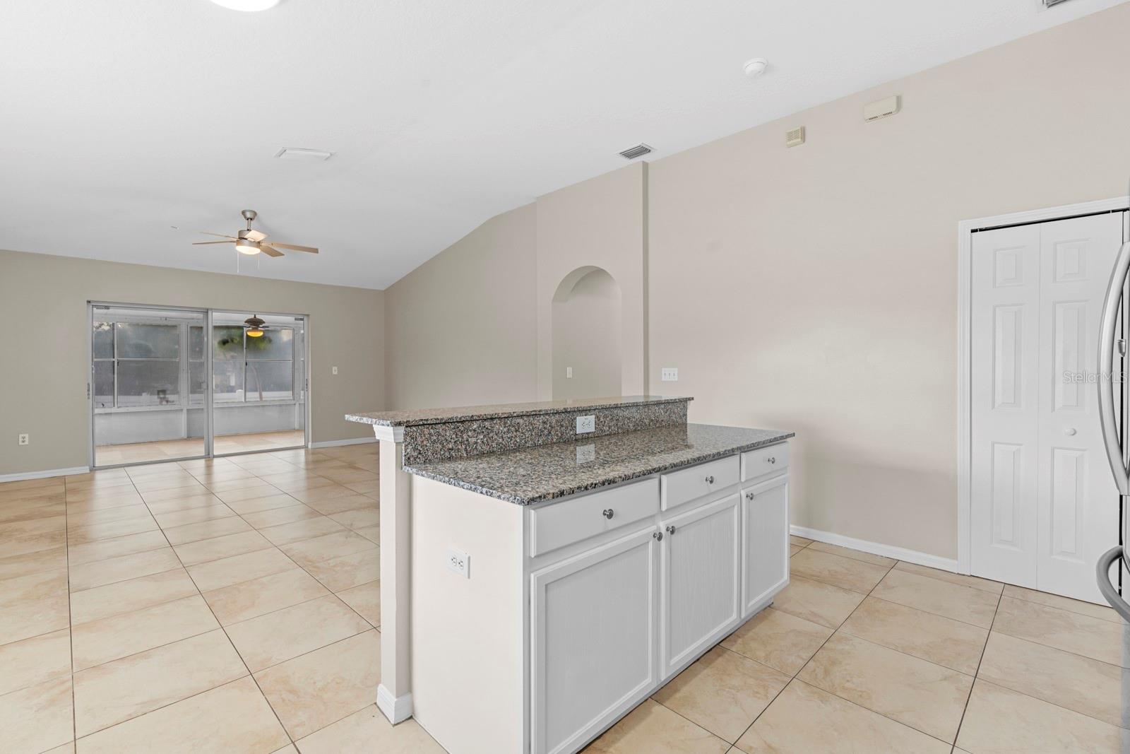 2801 QUEEN ALBERTA DR