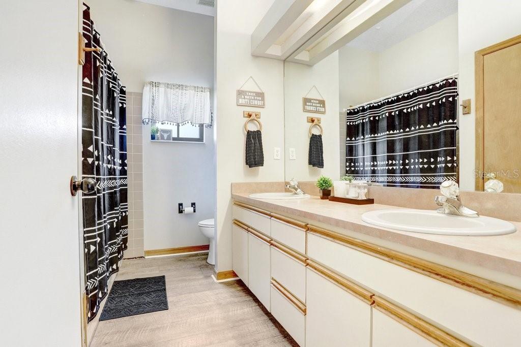 1402 STEPHENS OAK CT