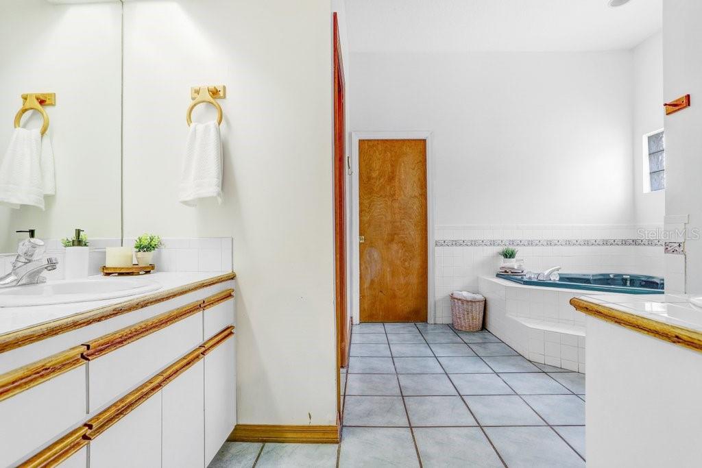 1402 STEPHENS OAK CT