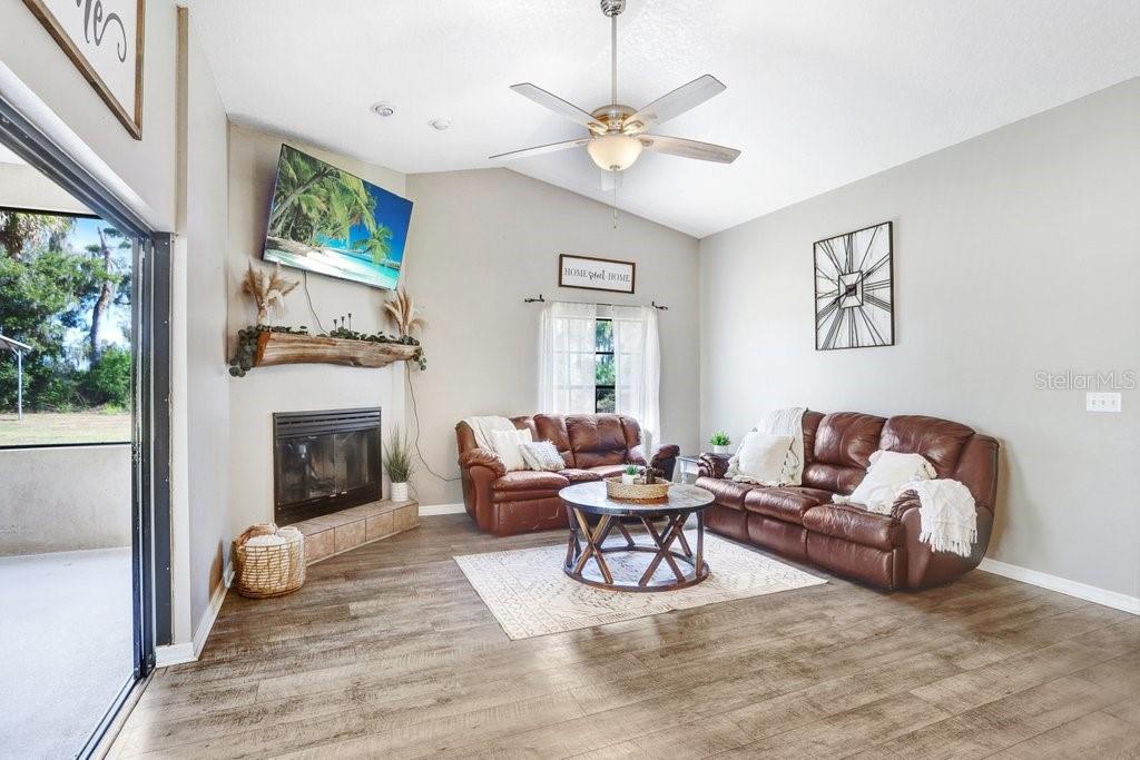 1402 STEPHENS OAK CT