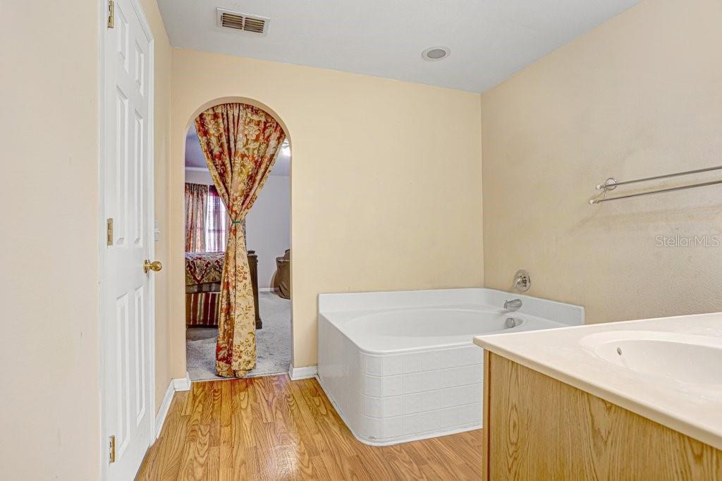 10004 CREEK BLUFF DR