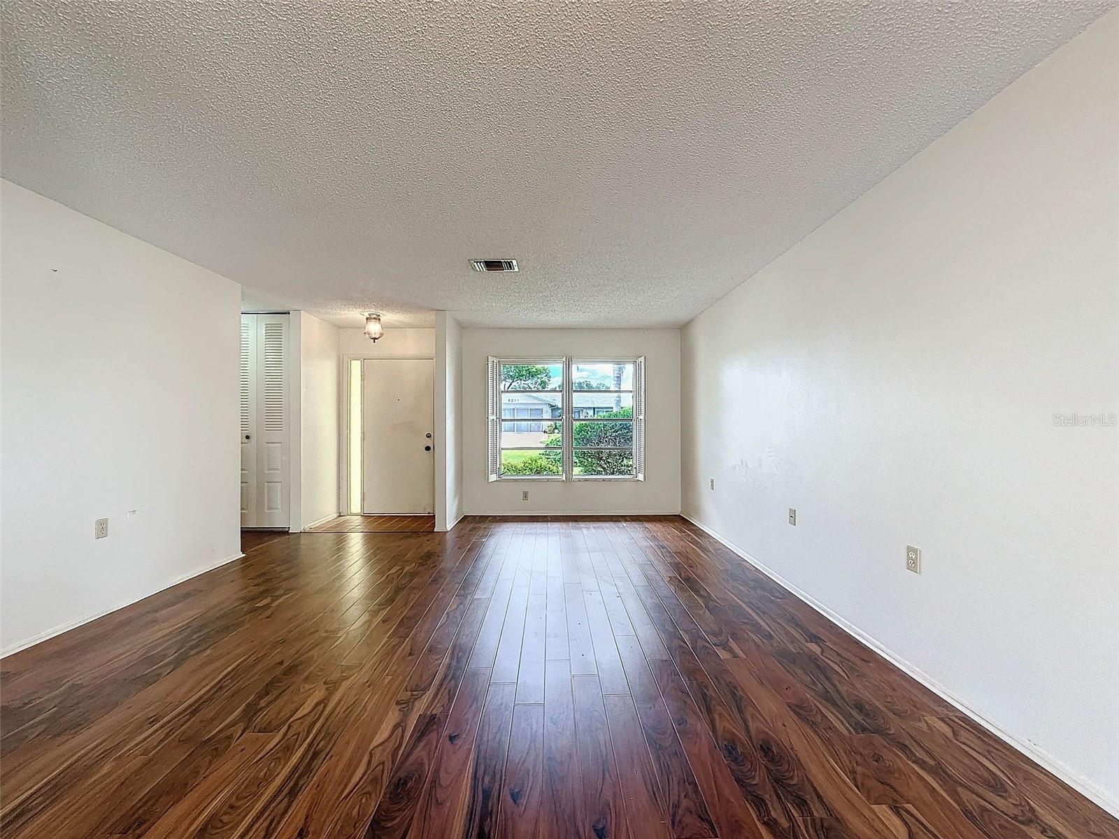 8210 LORA DEL RIO DR