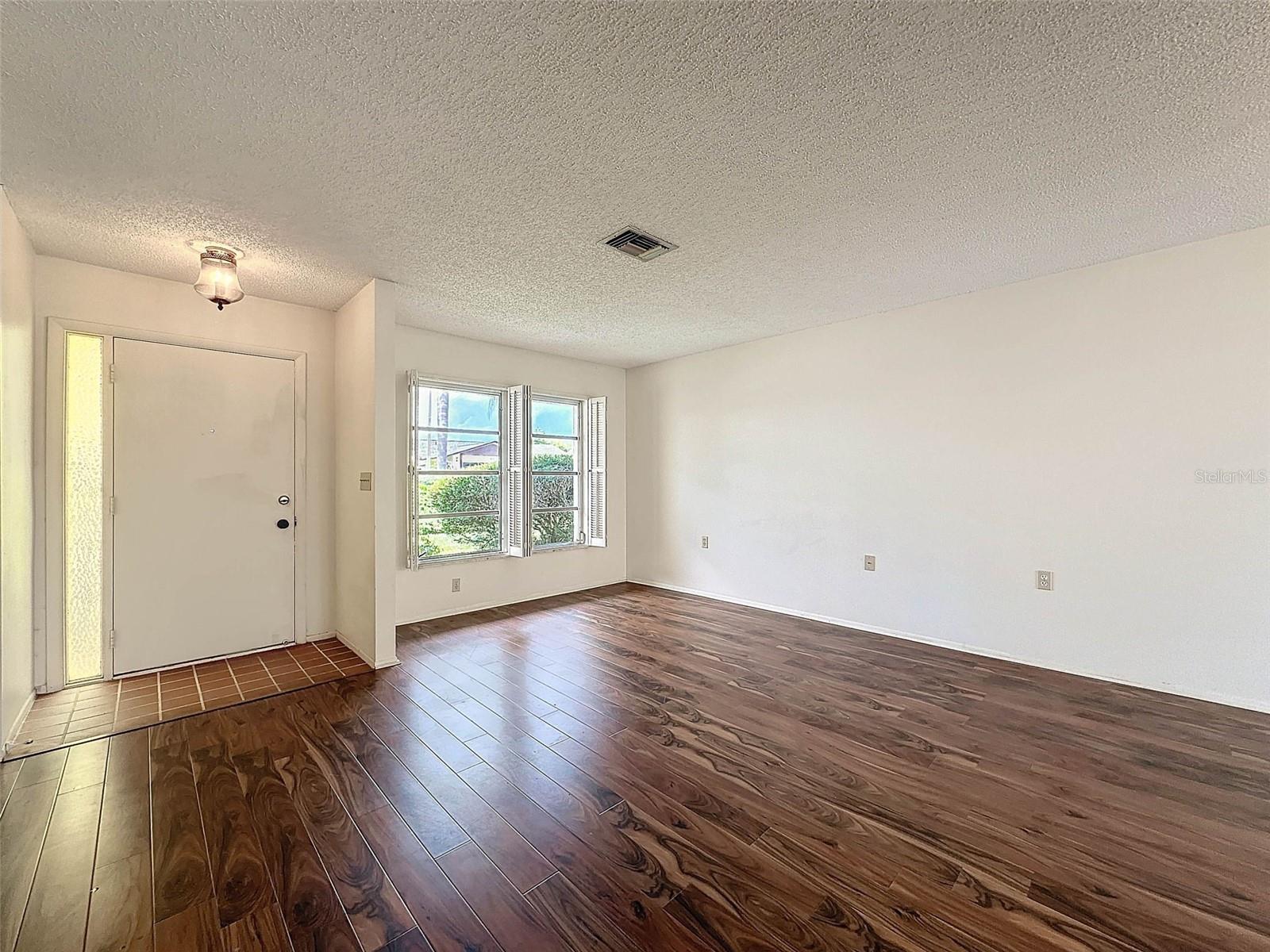 8210 LORA DEL RIO DR