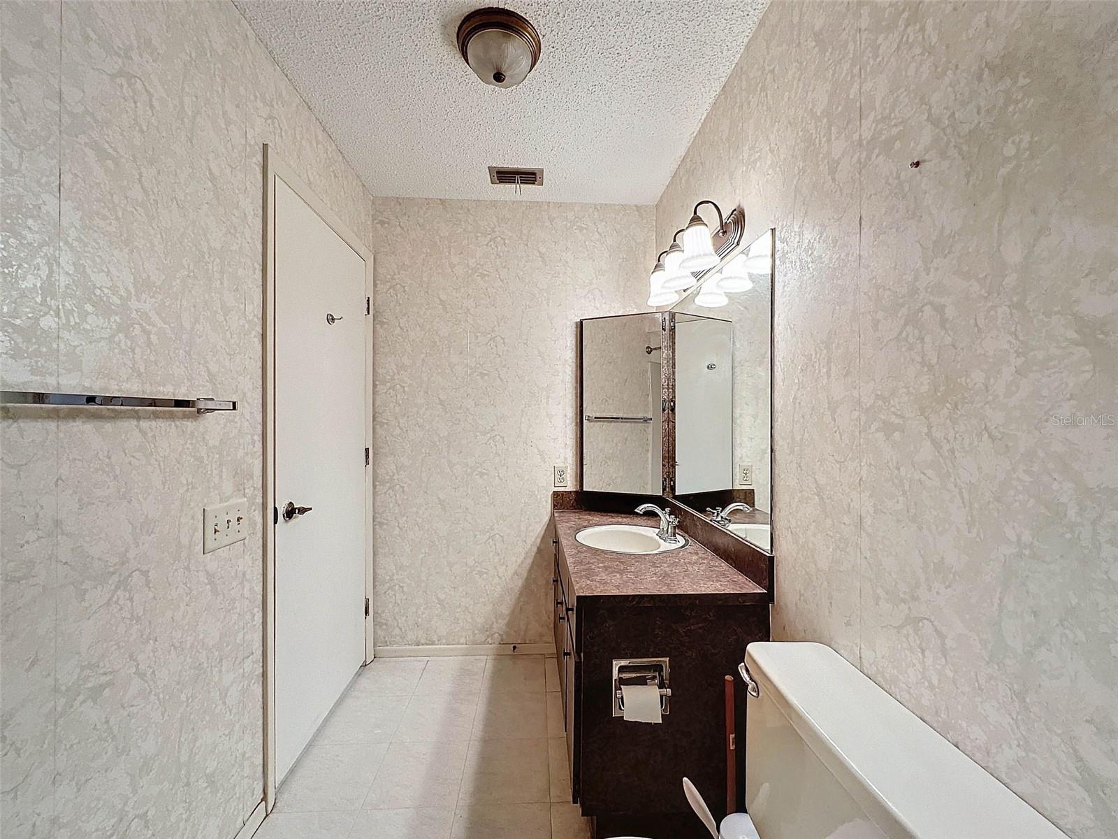 8210 LORA DEL RIO DR