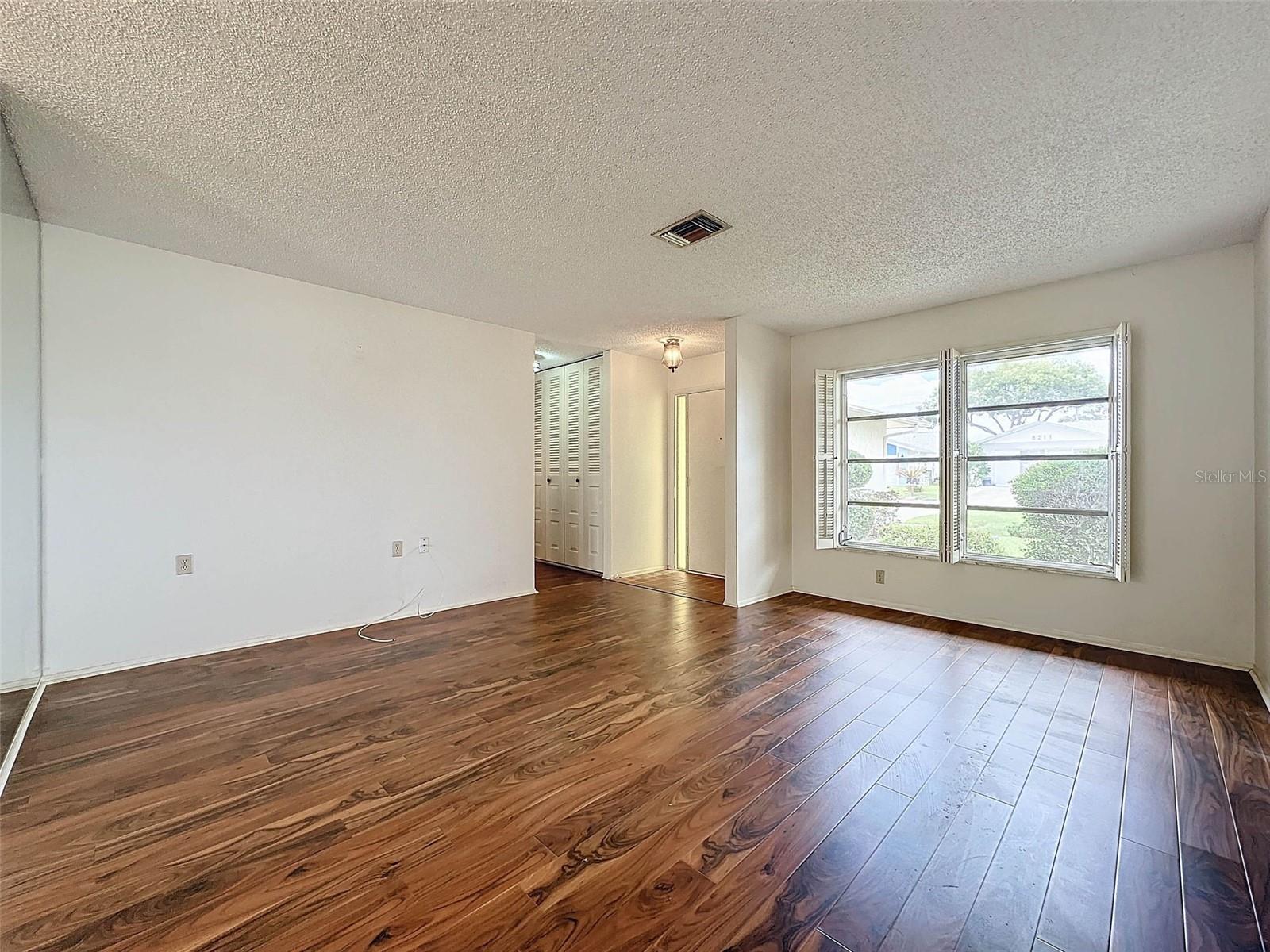 8210 LORA DEL RIO DR