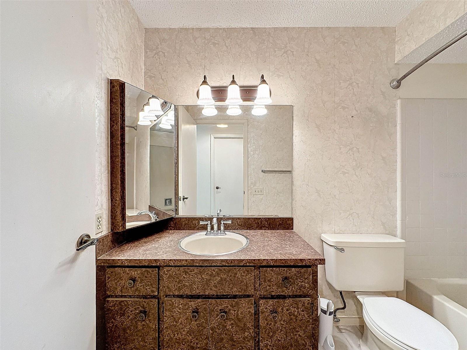 8210 LORA DEL RIO DR